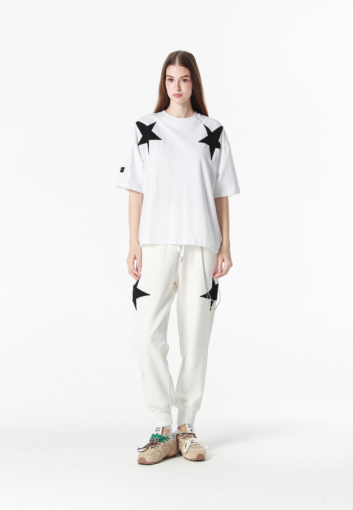 Camiseta Wings de corte relajado con estrellas frontales y doble parche de alas en la espalda | MWM [PS_COLORS:WHITE]