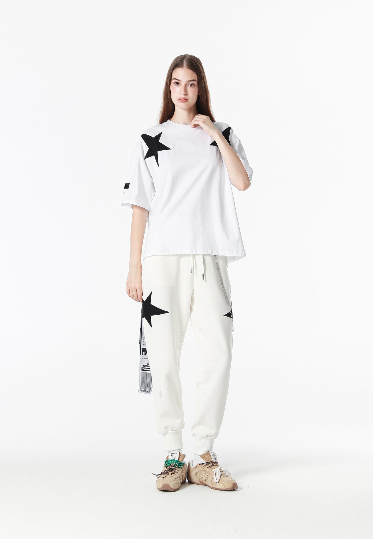 Camiseta Wings de corte relajado con estrellas frontales y doble parche de alas en la espalda | MWM [PS_COLORS:WHITE]