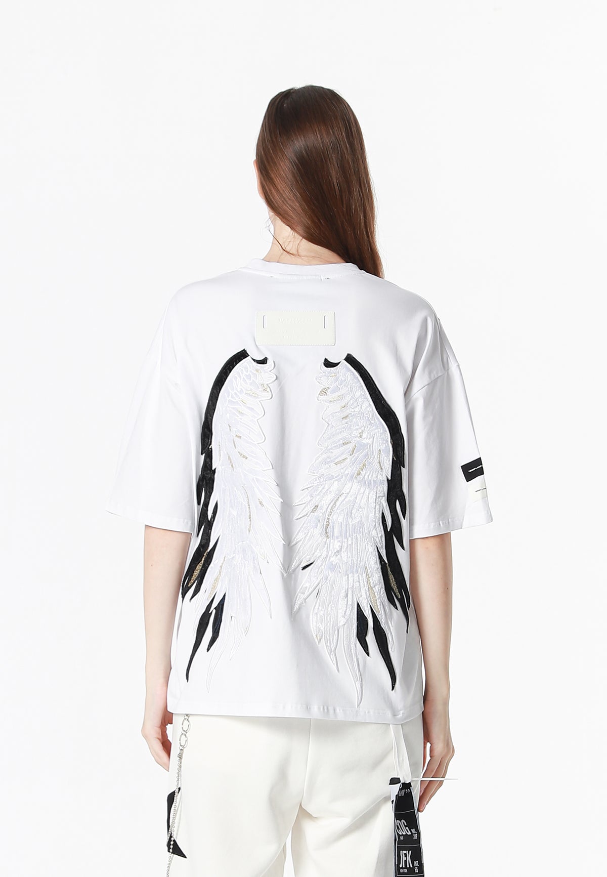 Camiseta Wings de corte relajado con estrellas frontales y doble parche de alas en la espalda | MWM [PS_COLORS:WHITE]