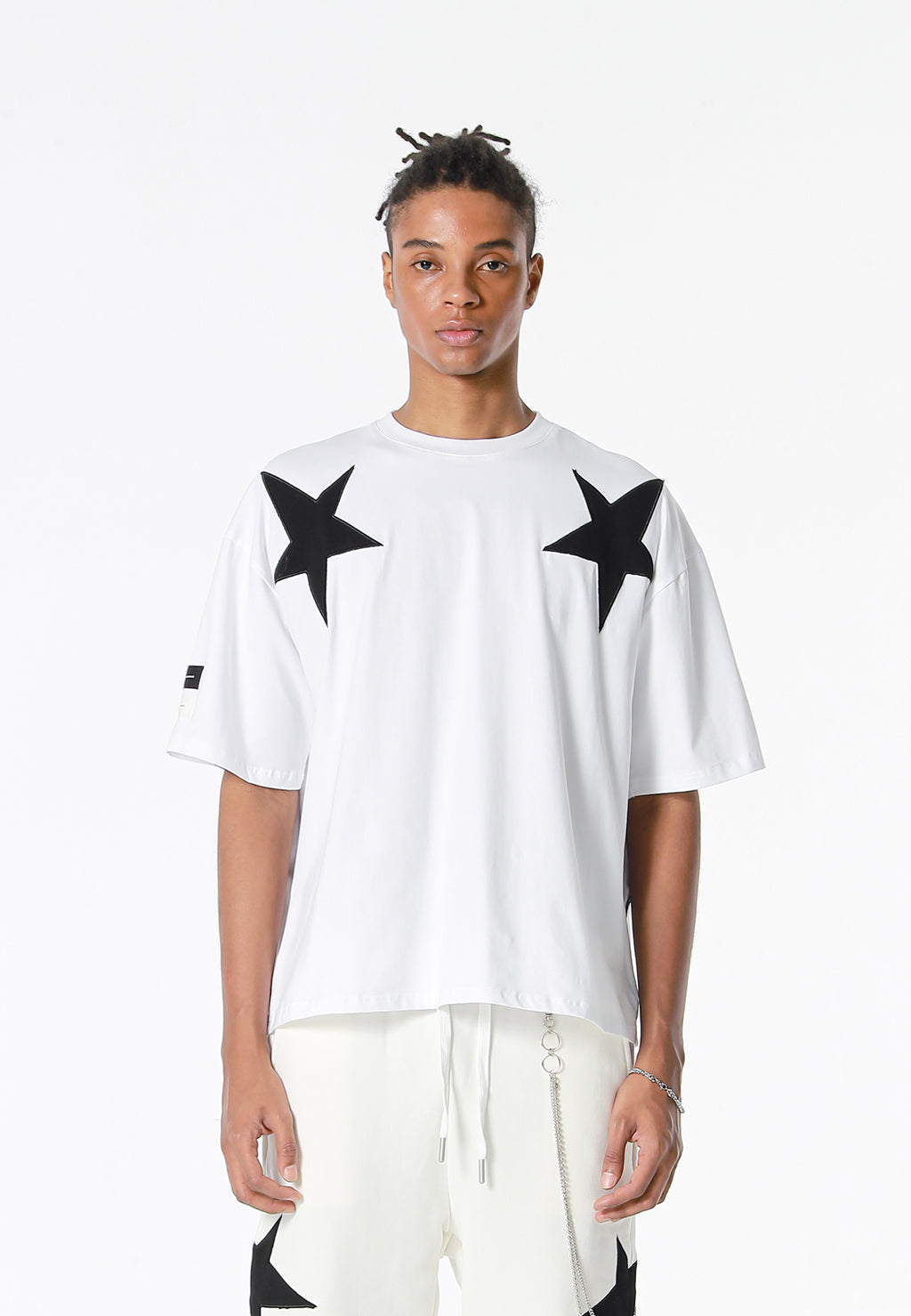 Camiseta Wings de corte relajado con estrellas frontales y doble parche de alas en la espalda | MWM [PS_COLORS:WHITE]