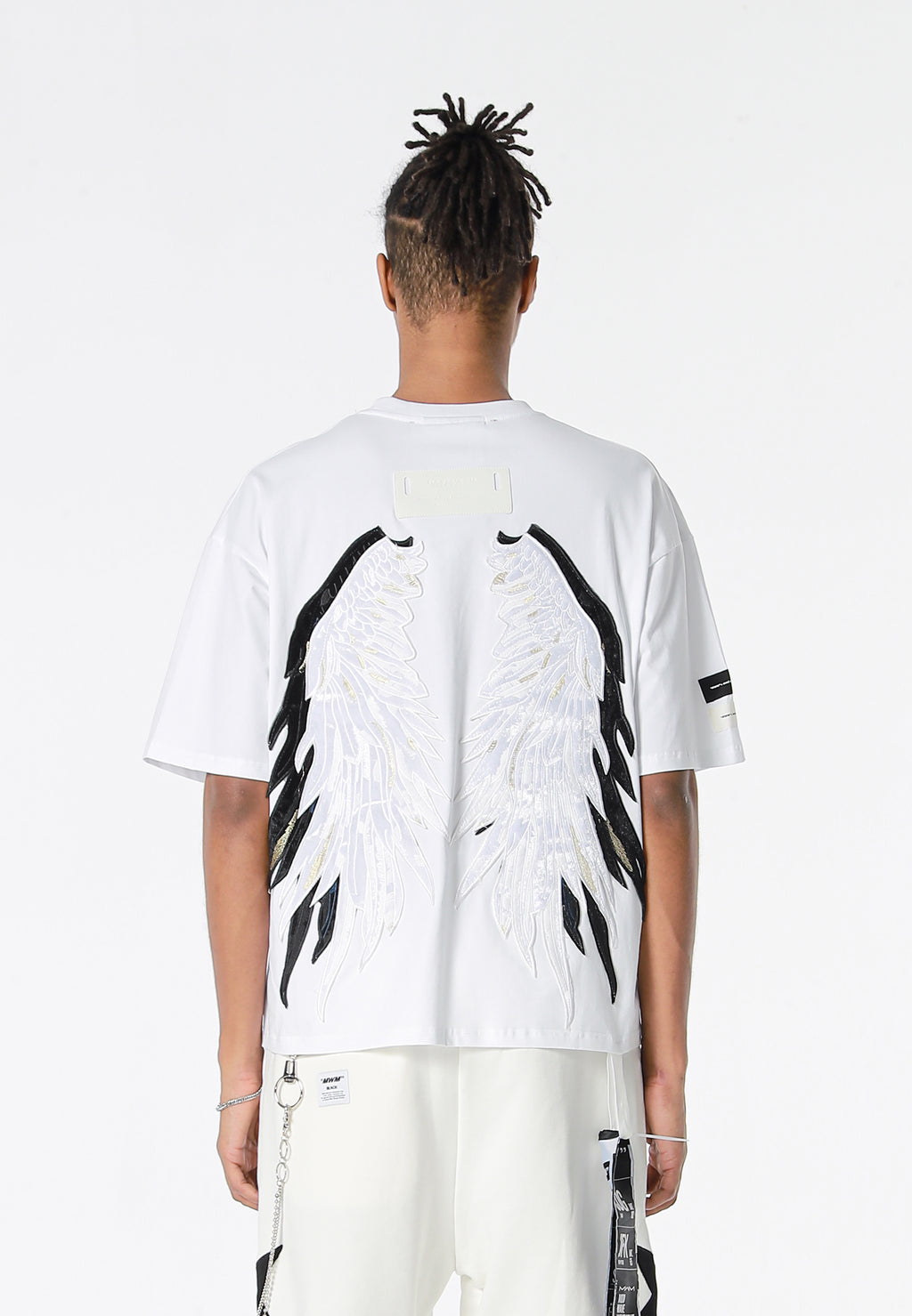 Camiseta Wings de corte relajado con estrellas frontales y doble parche de alas en la espalda | MWM [PS_COLORS:WHITE]