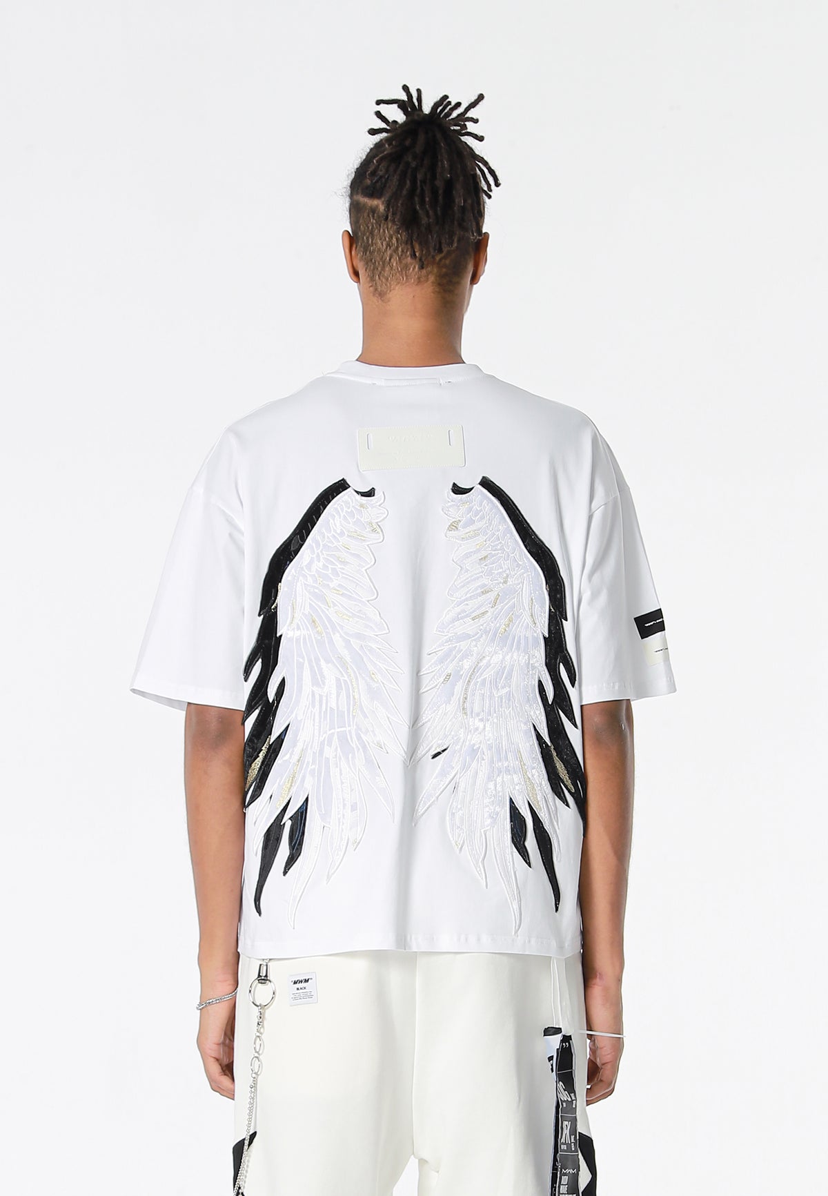 Camiseta Wings de corte relajado con estrellas frontales y doble parche de alas en la espalda | MWM [PS_COLORS:WHITE]