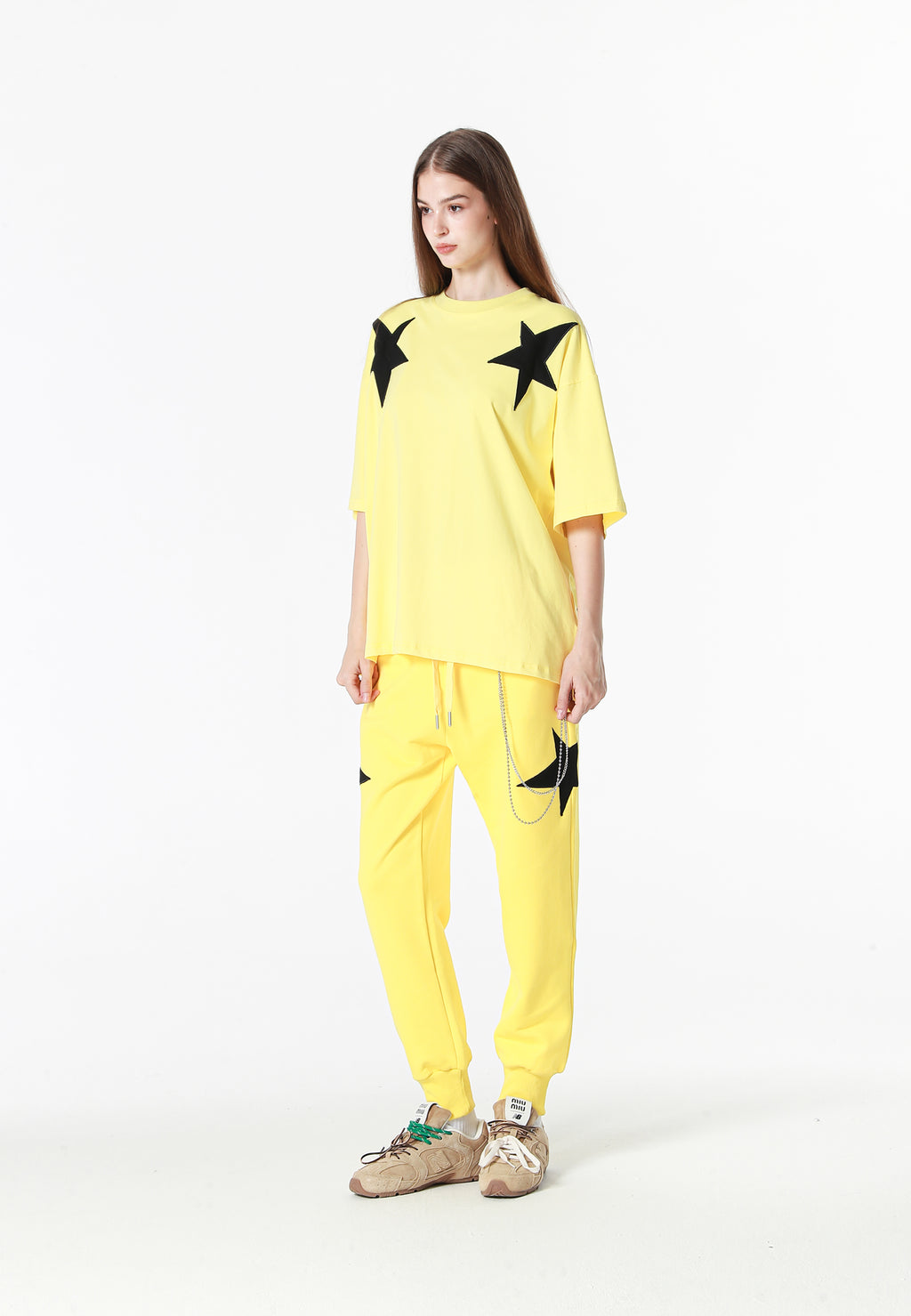 Camiseta Wings de corte relajado con estrellas frontales y doble parche de alas en la espalda | MWM [PS_COLORS:YELLOW]