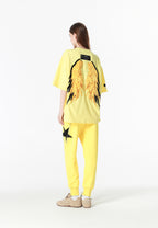 Camiseta Wings de corte relajado con estrellas frontales y doble parche de alas en la espalda | MWM [PS_COLORS:YELLOW]