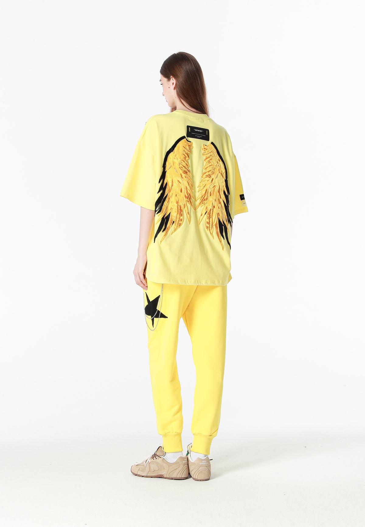 Camiseta Wings de corte relajado con estrellas frontales y doble parche de alas en la espalda | MWM [PS_COLORS:YELLOW]
