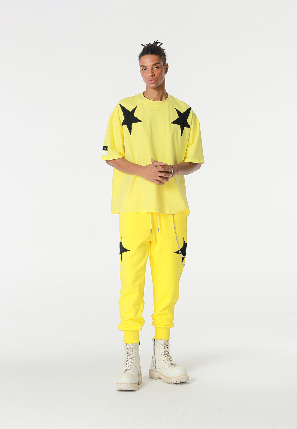 Camiseta Wings de corte relajado con estrellas frontales y doble parche de alas en la espalda | MWM [PS_COLORS:YELLOW]
