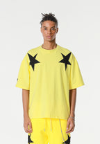 Camiseta Wings de corte relajado con estrellas frontales y doble parche de alas en la espalda | MWM [PS_COLORS:YELLOW]