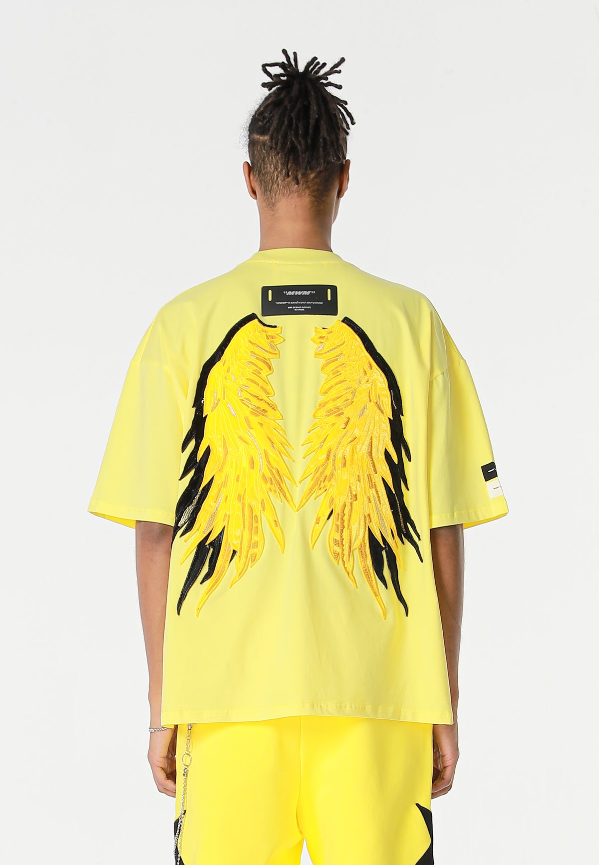 Camiseta Wings de corte relajado con estrellas frontales y doble parche de alas en la espalda | MWM [PS_COLORS:YELLOW]