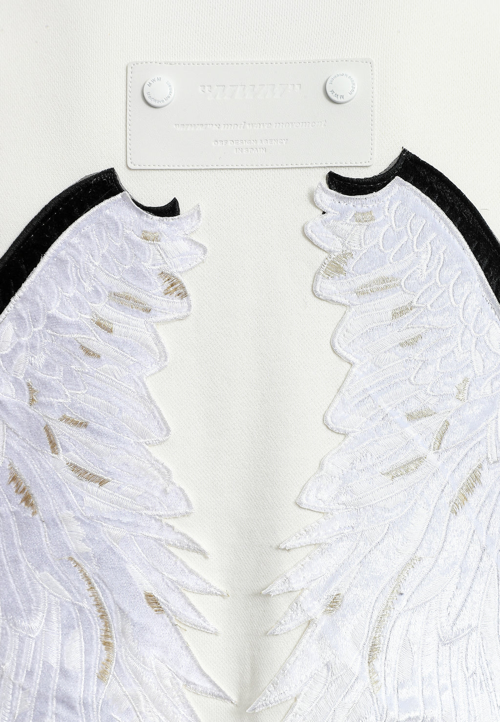 Sudadera Wings de corte relajado con estrellas frontales y doble parche de alas en la espalda | MWM [PS_COLORS:WHITE]
