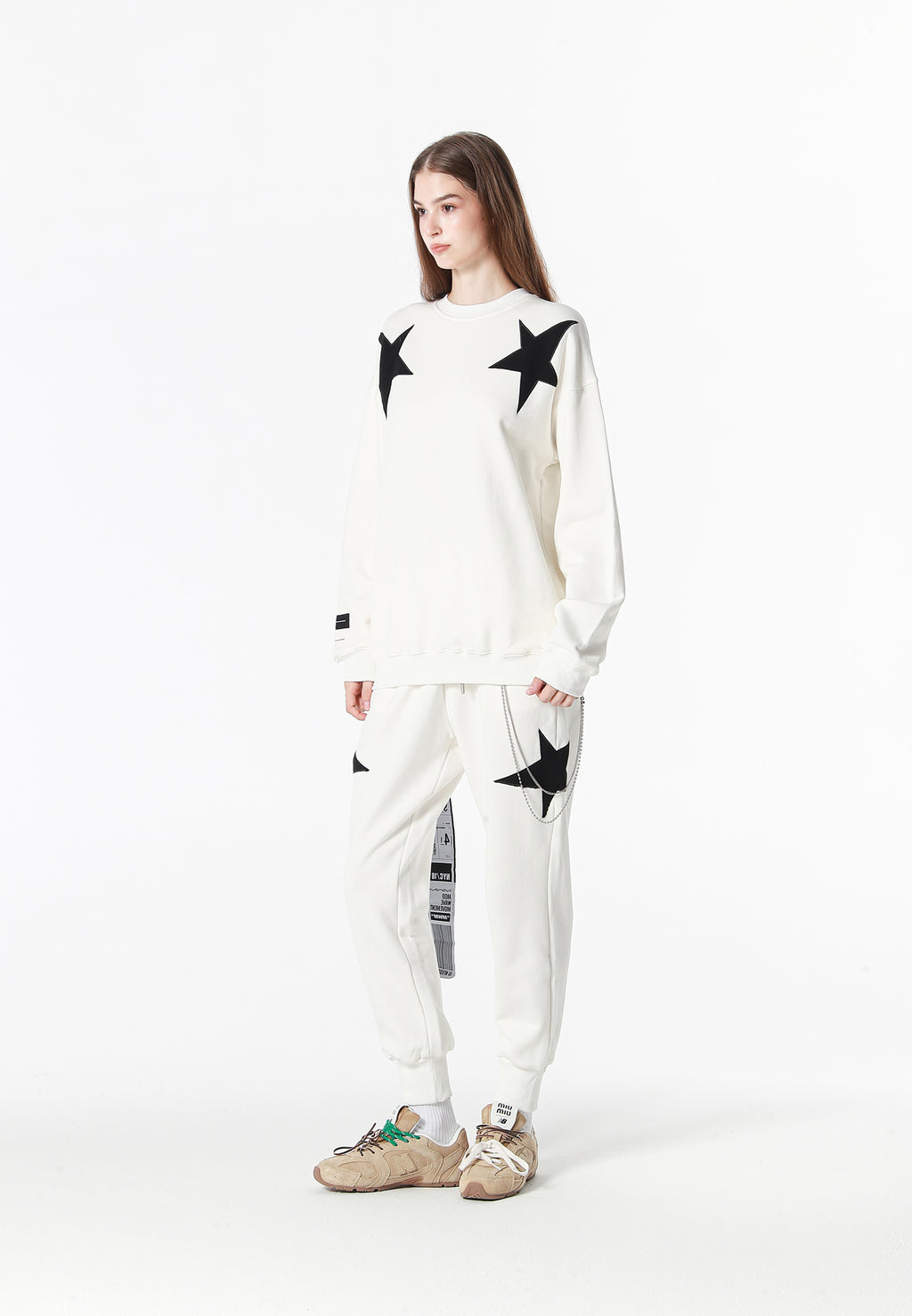 Sudadera Wings de corte relajado con estrellas frontales y doble parche de alas en la espalda | MWM [PS_COLORS:WHITE]