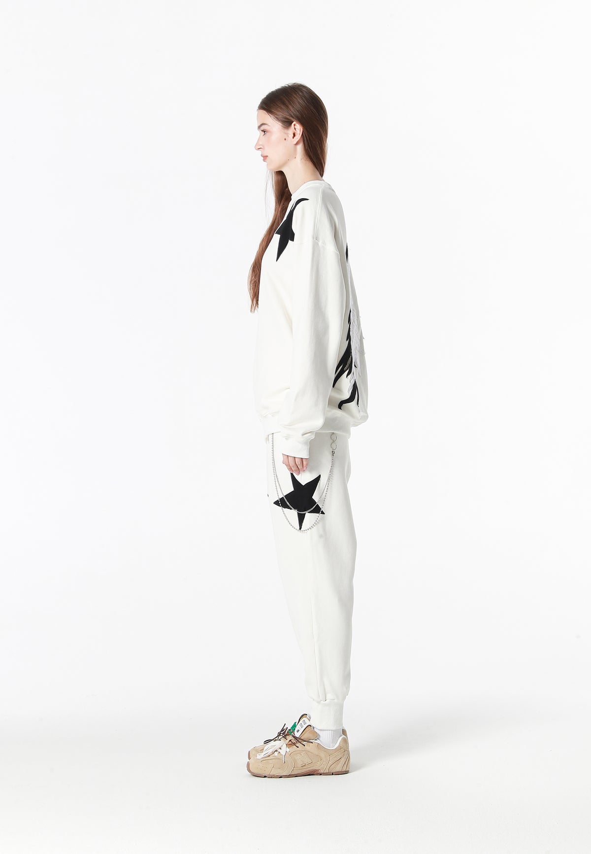 Sudadera Wings de corte relajado con estrellas frontales y doble parche de alas en la espalda | MWM [PS_COLORS:WHITE]
