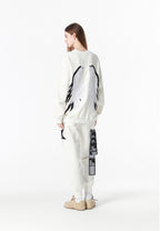 Sudadera Wings de corte relajado con estrellas frontales y doble parche de alas en la espalda | MWM [PS_COLORS:WHITE]