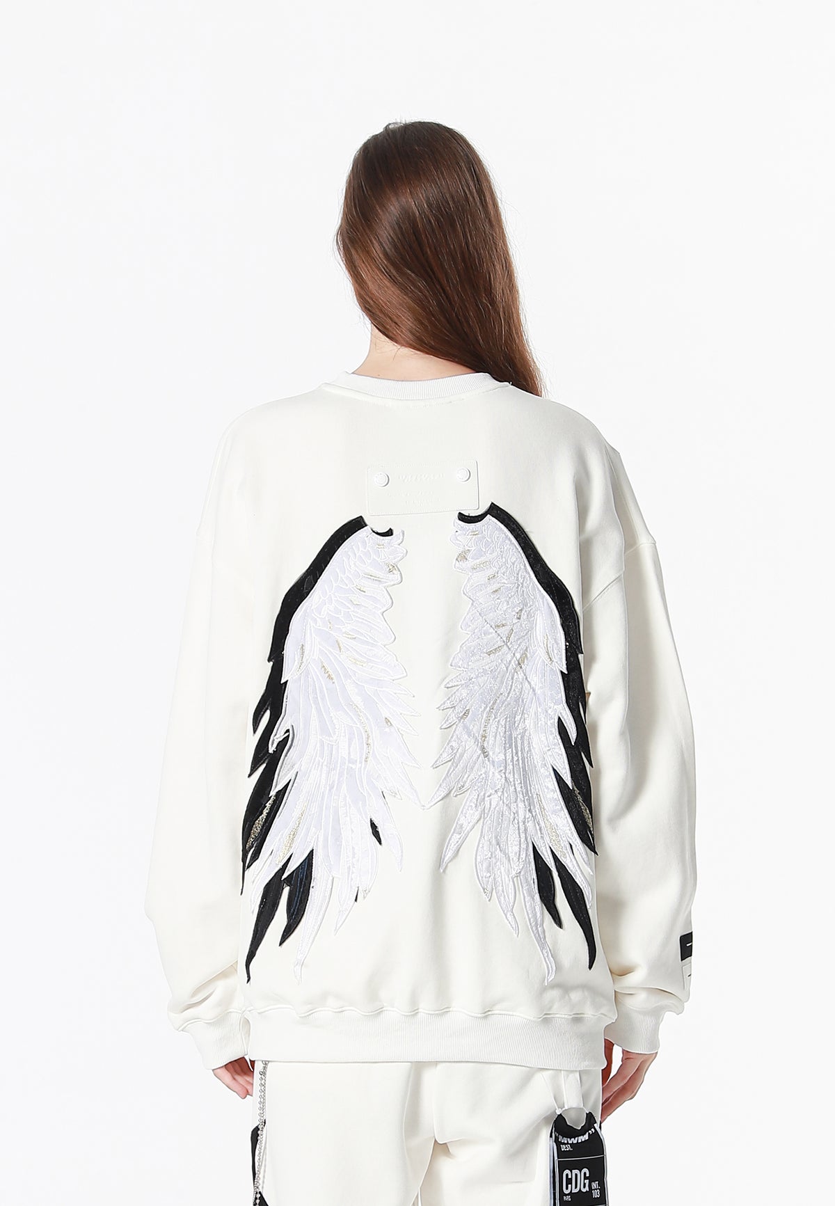 Sudadera Wings de corte relajado con estrellas frontales y doble parche de alas en la espalda | MWM [PS_COLORS:WHITE]