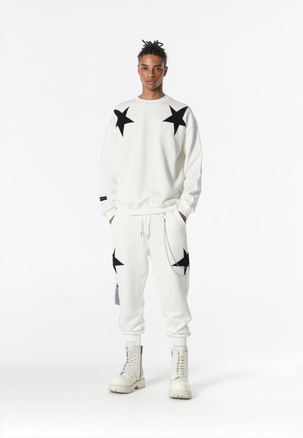 Sudadera Wings de corte relajado con estrellas frontales y doble parche de alas en la espalda | MWM [PS_COLORS:WHITE]
