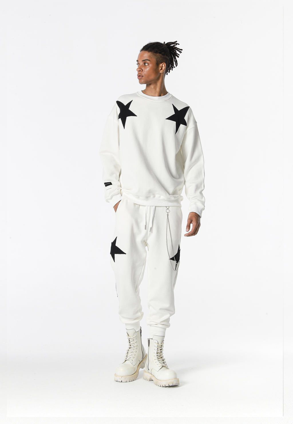 Sudadera Wings de corte relajado con estrellas frontales y doble parche de alas en la espalda | MWM [PS_COLORS:WHITE]