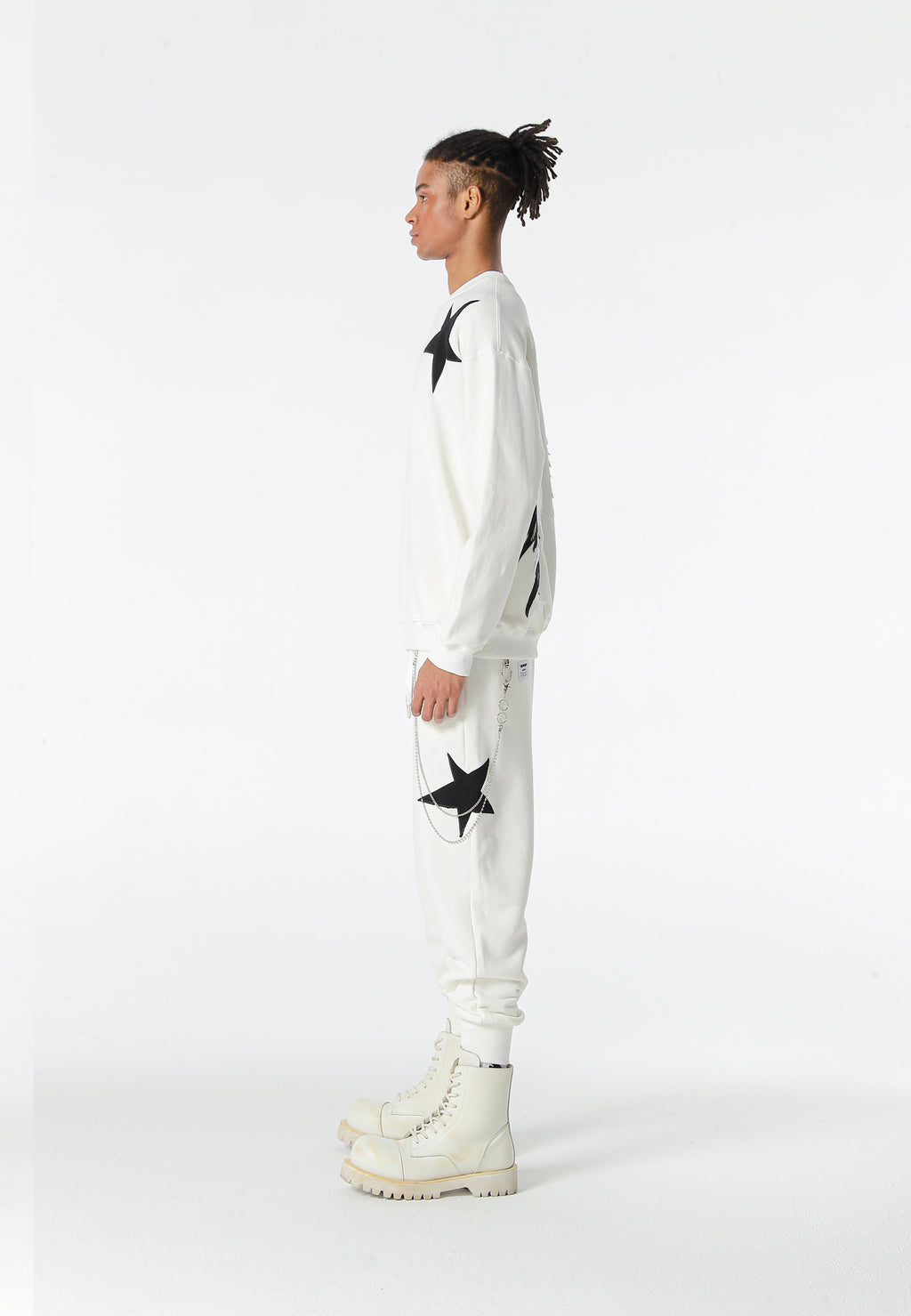 Sudadera Wings de corte relajado con estrellas frontales y doble parche de alas en la espalda | MWM [PS_COLORS:WHITE]