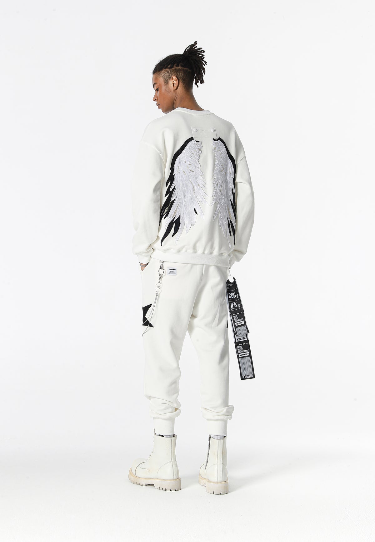 Sudadera Wings de corte relajado con estrellas frontales y doble parche de alas en la espalda | MWM [PS_COLORS:WHITE]