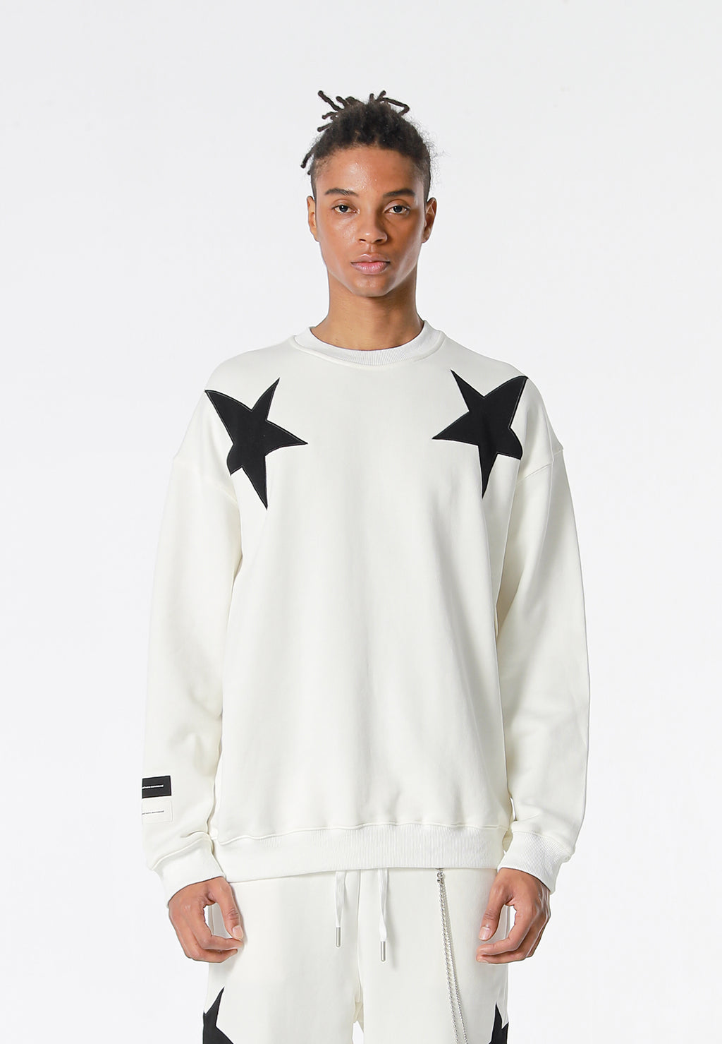 Sudadera Wings de corte relajado con estrellas frontales y doble parche de alas en la espalda | MWM [PS_COLORS:WHITE]