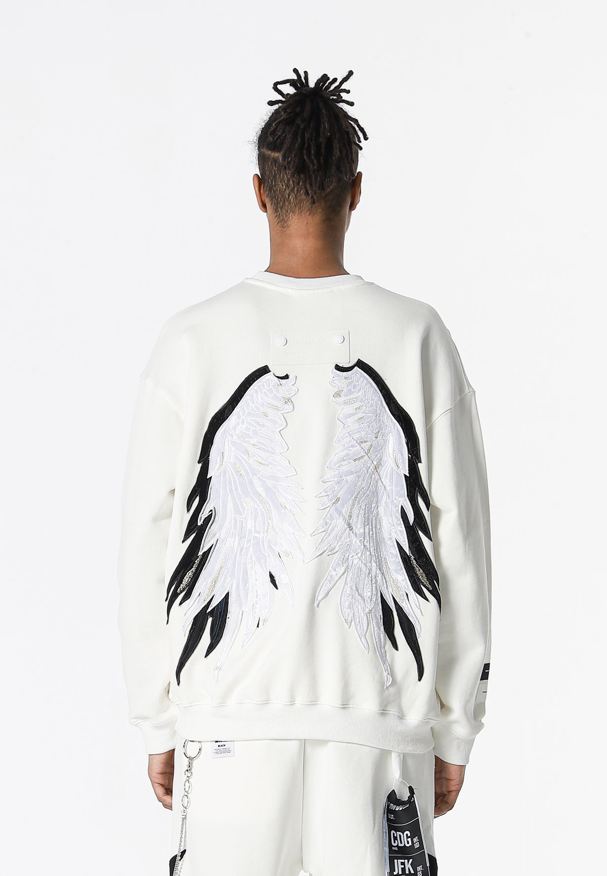 Sudadera Wings de corte relajado con estrellas frontales y doble parche de alas en la espalda | MWM [PS_COLORS:WHITE]