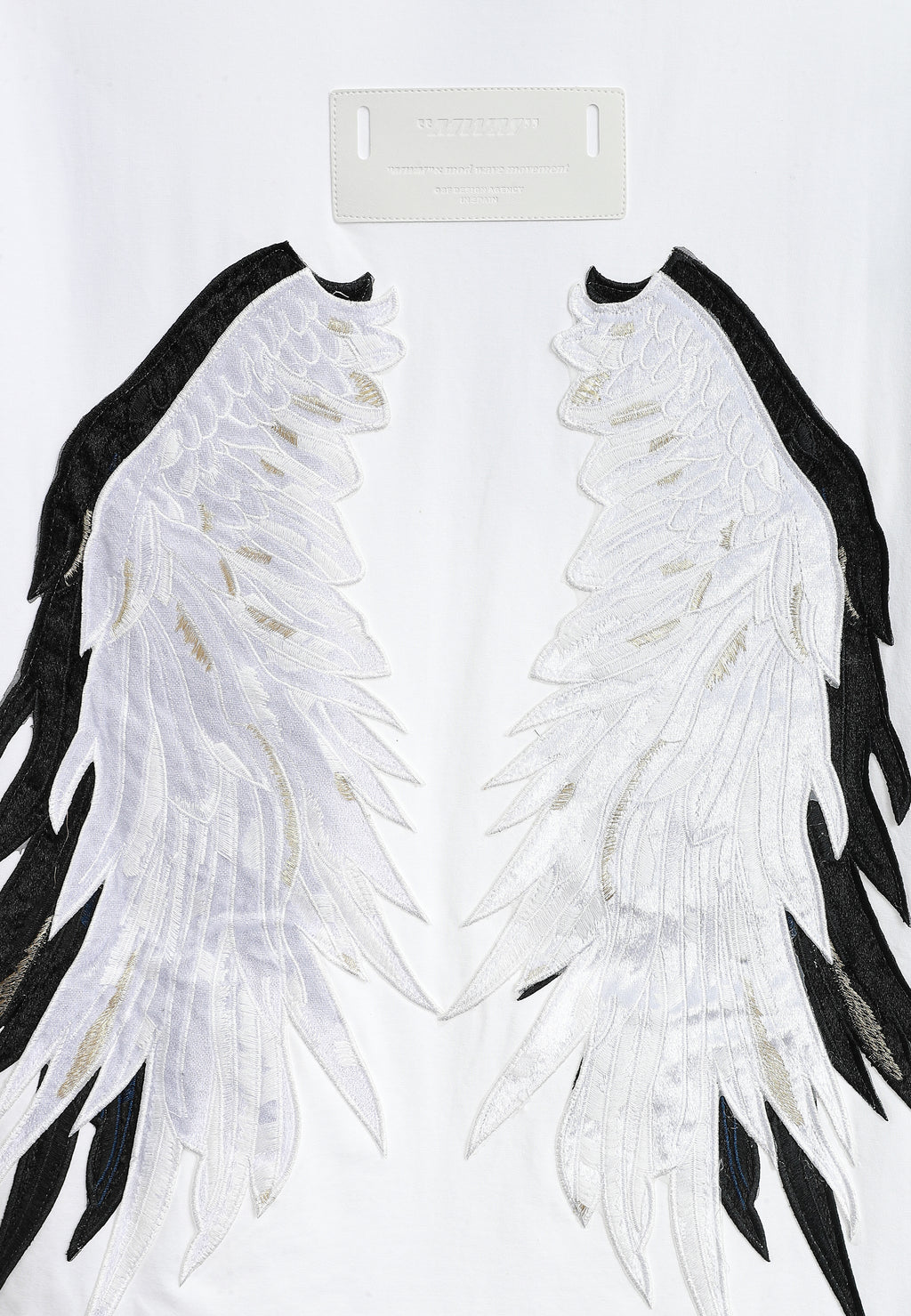 Camiseta Wings de corte relajado con estrellas frontales y doble parche de alas en la espalda | MWM [PS_COLORS:WHITE]