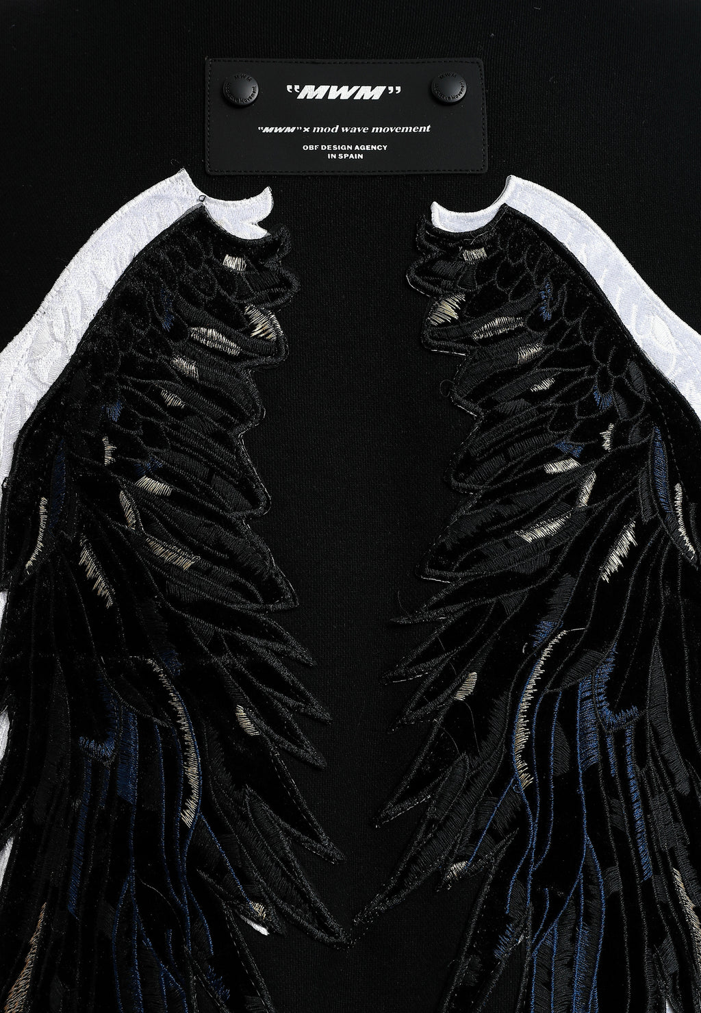 Sudadera de niño Wings de corte relajado con estrellas frontales y doble parche de alas en la espalda | MWM [PS_COLORS:BLACK]
