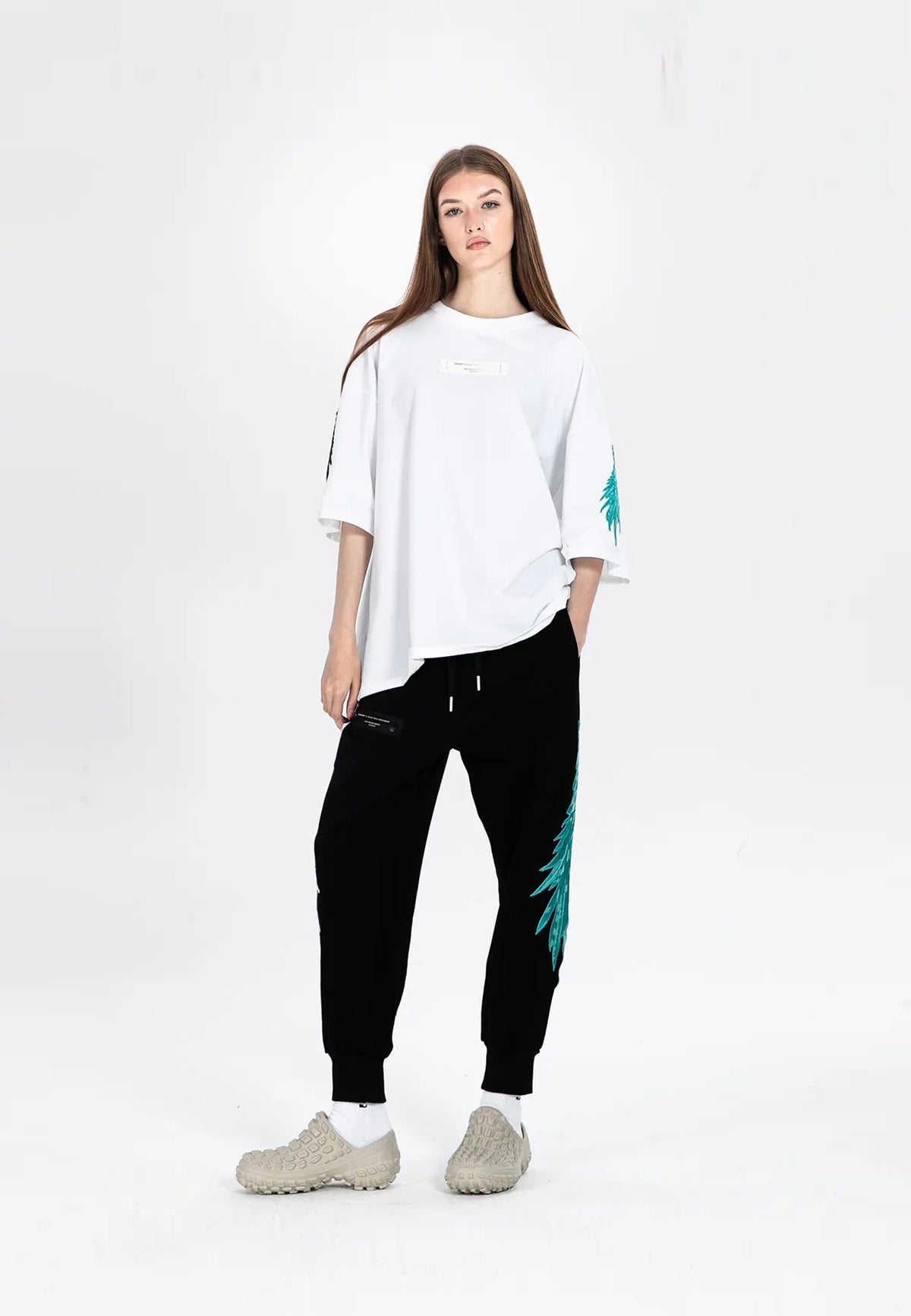 Pantalón con alas bordadas | MWM