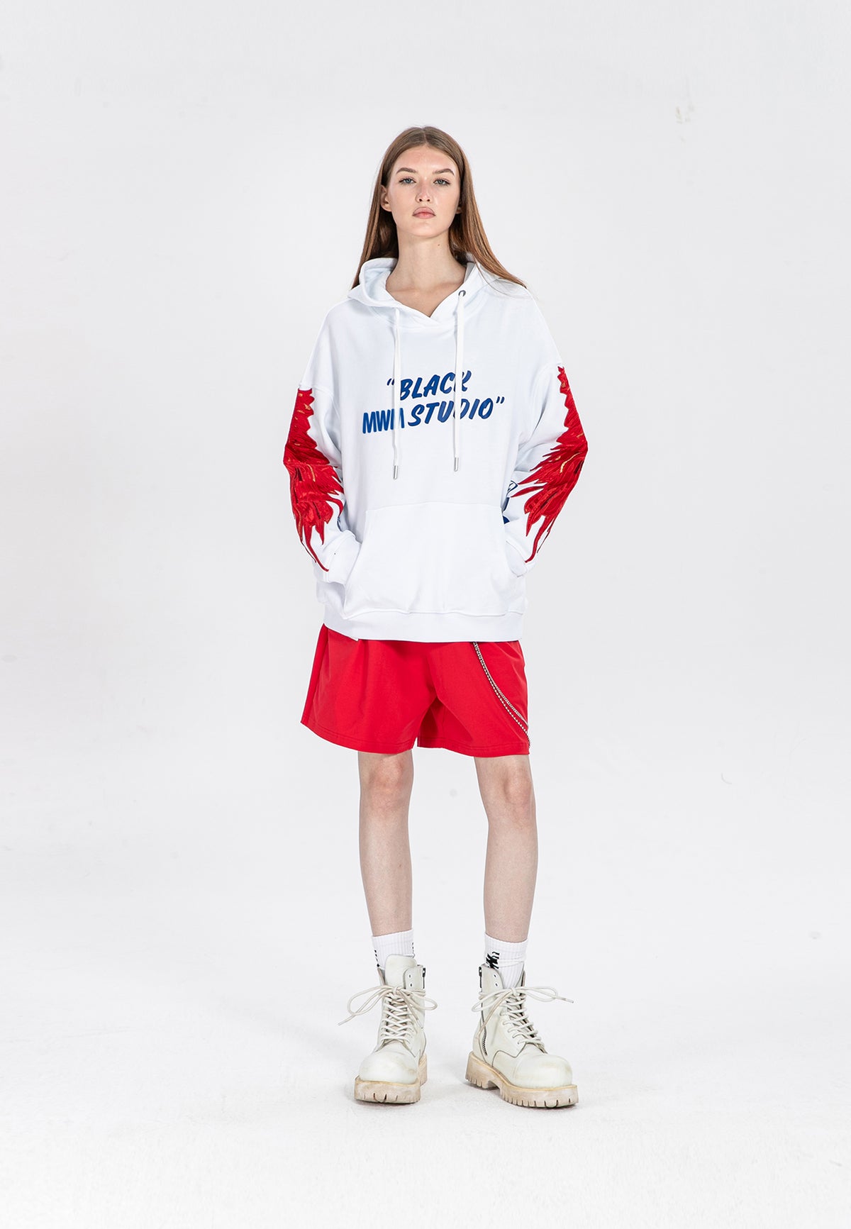 Sudadera con capucha y alas bordadas | MWM