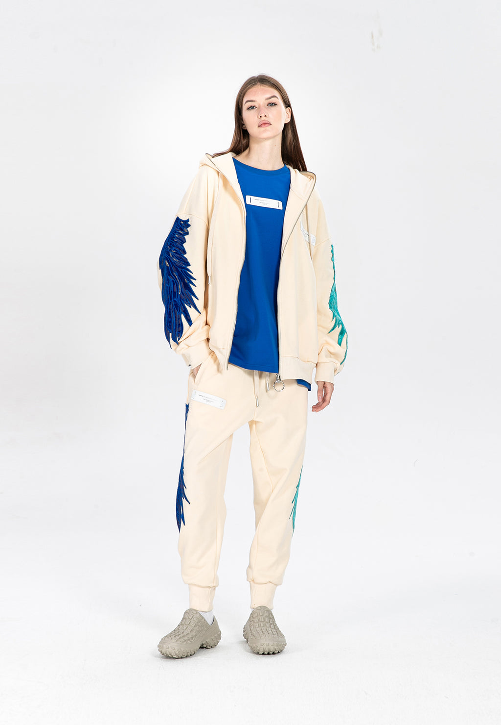 Sudadera con capucha de alas bordadas | MWM