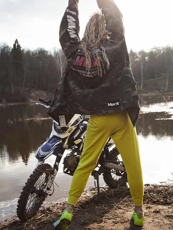 PANTS WITH SLITS