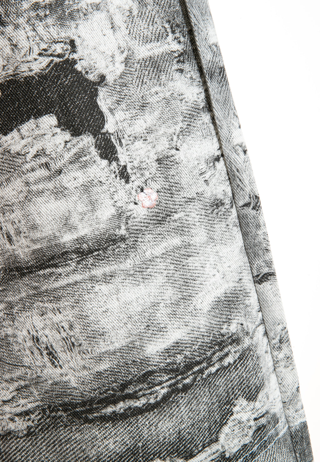 MWM DISTRESSED DENIM JEANS