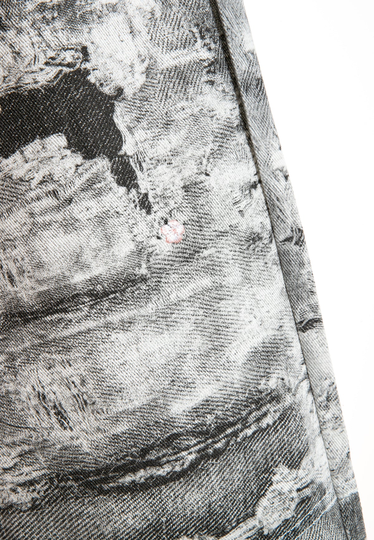 MWM DISTRESSED DENIM JEANS