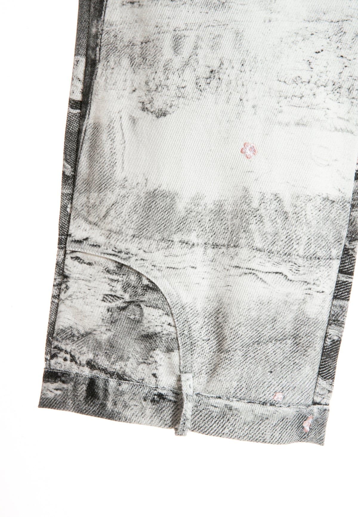 MWM DISTRESSED DENIM JEANS