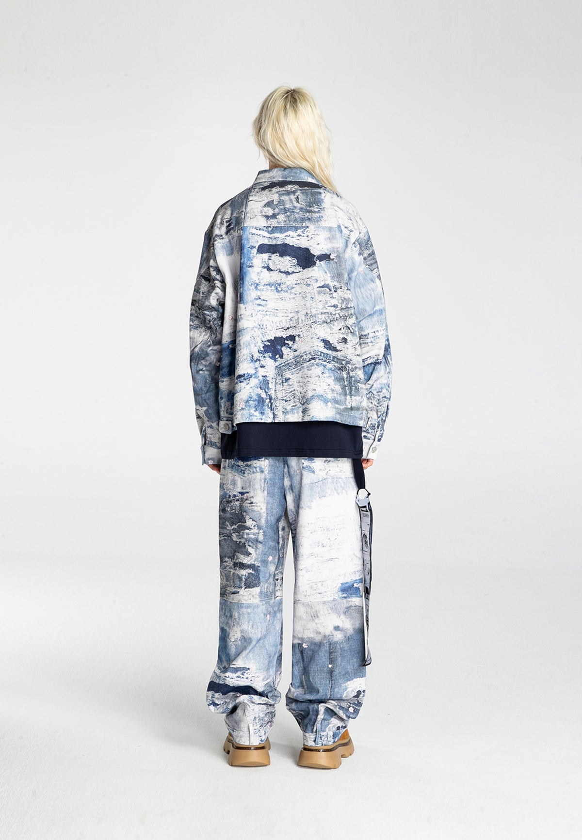 MWM DISTRESSED DENIM JEANS