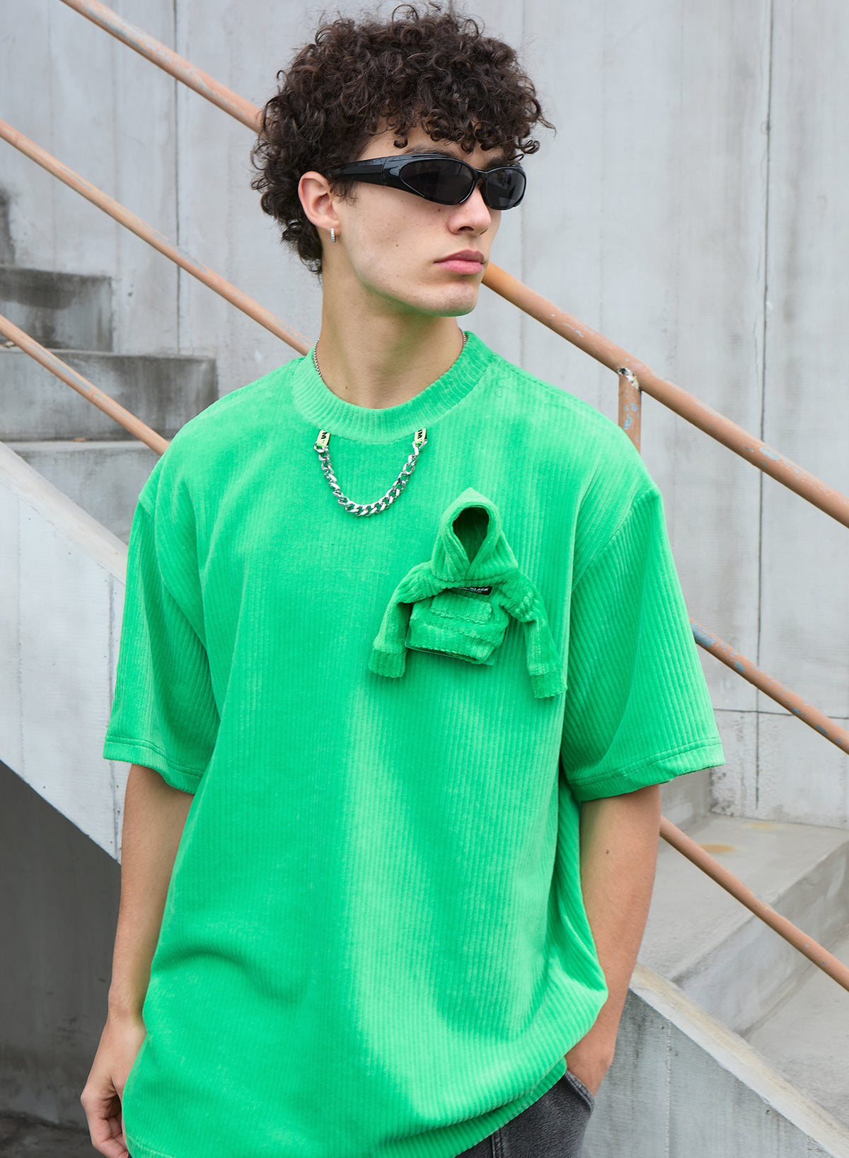 CAMISETA CON MINIATURA Y CADENA